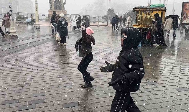 Endonezyalı turistlerin kar sevinci kameraya yansıdı