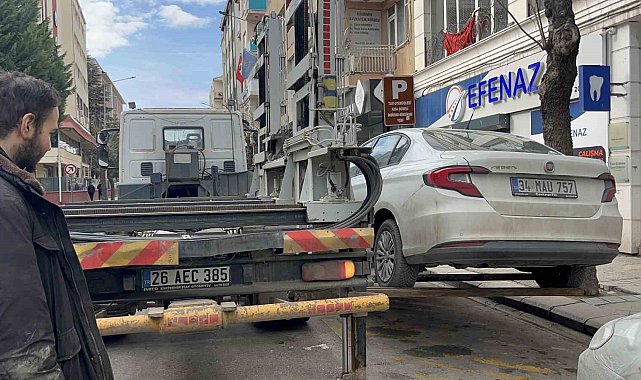 Engelli ve otobüsler için ayrılan alanlara park edilen araçlar çekilip ceza yazıldı