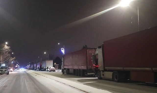 Erzincan-Sivas karayolu çığ nedeniyle bir süre ulaşıma kapandı