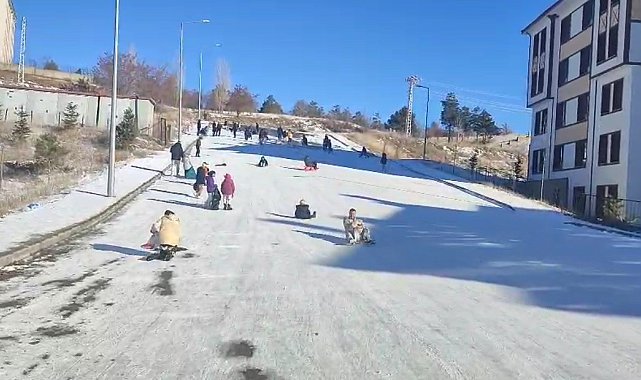 Erzincan'da dondurucu soğuğa rağmen çocukların kızak sevinci