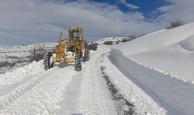 Erzincan'da kardan kapanan köy yolları yeniden açılmaya başlandı