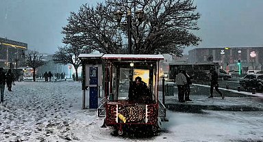 Erzincan'da lapa lapa kar yağışı