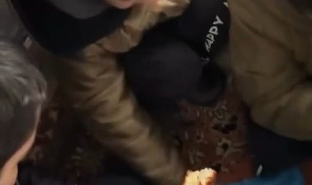 Erzincan'da servis kara saplandı, acıkan minik öğrenciler beslenme çantalarına sarıldı
