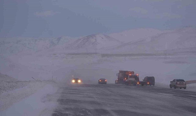 Erzurum-Artvin karayolunda tipi etkili oldu, 6 araç kaza yaptı