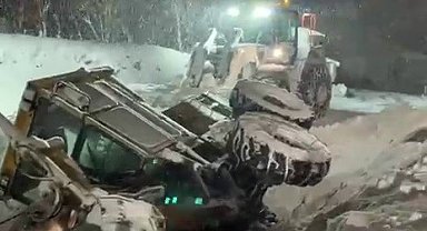 Erzurum'da kar temizleme aracı devrildi