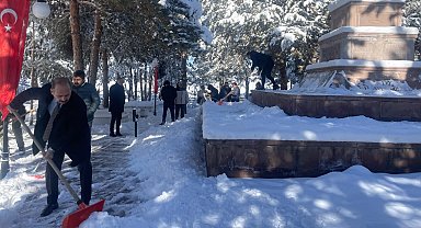 Erzurum'da şehitlikte duyarlılık örneği... Kürekleri alıp kar temizlediler