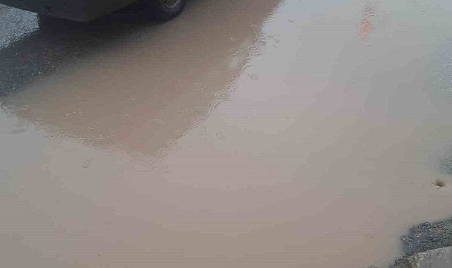 Eskişehir'de sağanak yolları göle çevirdi