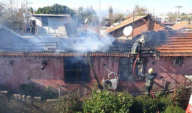 Evlerinin yanışını gözyaşları içinde izledi