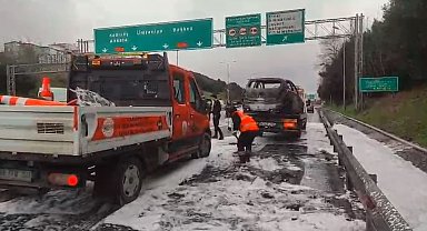Fatih Sultan Mehmet Köprüsü girişinde otomobil yangını: Alev topuna döndü