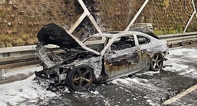 Fatih'te otomobil yol ortasında alevlere teslim oldu