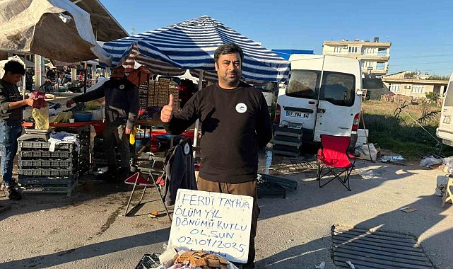 Ferdi Tayfur'un ölüm yıldönümünde lokum ve bisküvi dağıttı