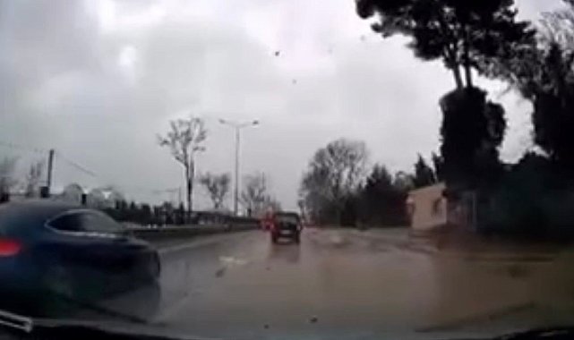 Fırtınanın ağacı devirme anı kamerada
