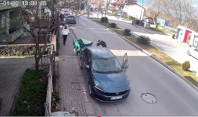 Fırtınanın savurduğu çöp konteyneri park halindeki araca çarptı