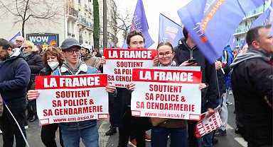 Fransa'da binlerce kişiden polise destek ve kaynak yetersizliğine dikkat çekmek için yürüyüş