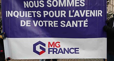 Fransa'da doktorlar 10 günlük grev kapsamında Paris'in sokaklarını doldurdu