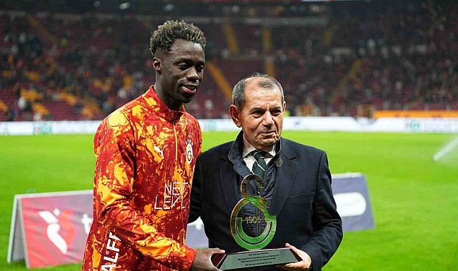 Galatasaray'da 100. maçına çıkan Davinson Sanchez'e plaket verildi