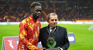 Galatasaray'da 100. maçına çıkan Davinson Sanchez'e plaket verildi