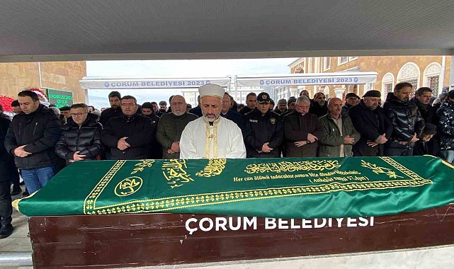 Gazeteci Cüneyt Özdemir'in annesi Çorum'da toprağa verildi