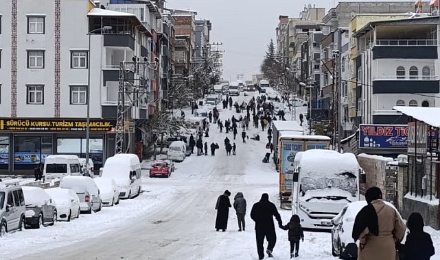 Gaziantep'te çocukların kar keyfi: Tepsi, poşet, leğen ve tahta ile kayak yaptılar