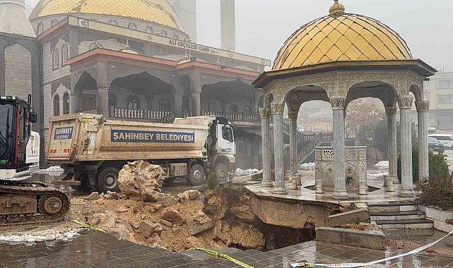 Gaziantep'te yoğun yağış sonrası cami avlusu çöktü