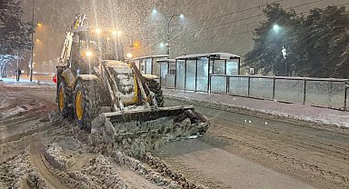 Gaziantep'te Büyükşehir ekipleri kar yağışına karşı görevde