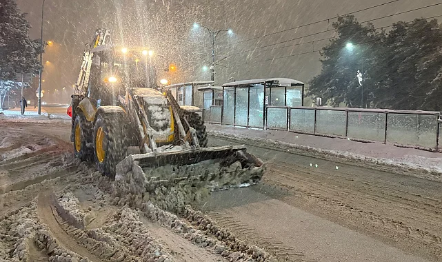 Gaziantep'te Büyükşehir ekipleri kar yağışına karşı görevde