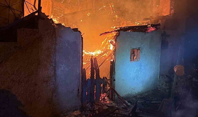 Gece yarısı çıkan yangında 1 ev kullanılamaz hale geldi