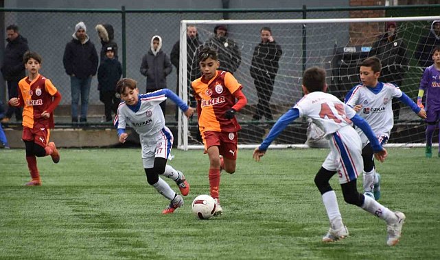 Geleceğin yıldız futbolcu adayları Balıkesir'de sahne aldı