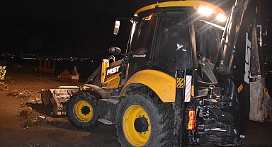 Gemlik'te fırtına sonrası sahiller temizlendi