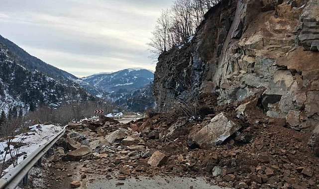 Giresun-Sivas kara yolunda heyelan: Yol kontrollü olarak ulaşıma açıldı