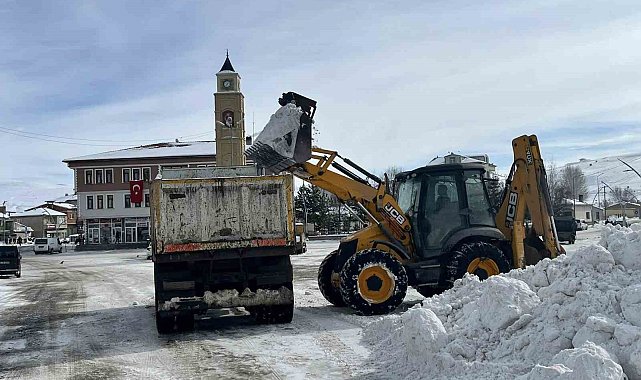 Gökçedere'de karla mücadele çalışmaları sürüyor