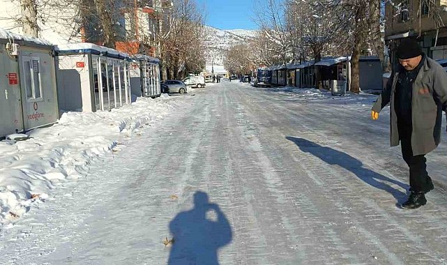 Gölbaşı'nda yollar buz pistine döndü