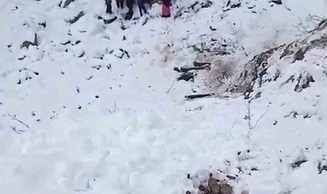Gümüşhane'de kamyonet dere yatağına yuvarlandı: 5 yaralı