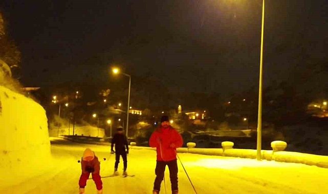 Gümüşhane'de kayakçılar kar yağışını fırsata çevirdi: Şehir merkezine kayarak indiler