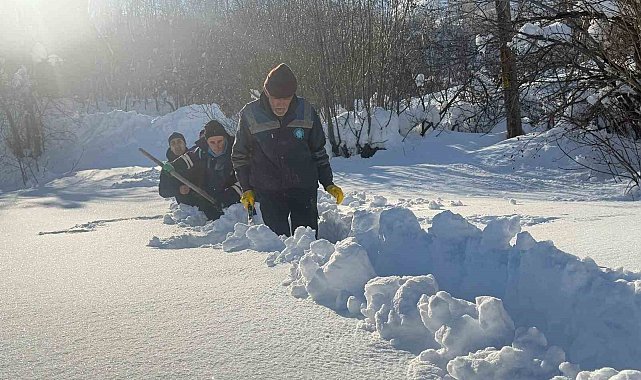 Hakkari su arıza ekibi 1,5 metre karı aşarak arızaya ulaştı