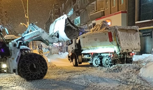 Hakkari'de kar dağları şehir dışına çıkartılıyor