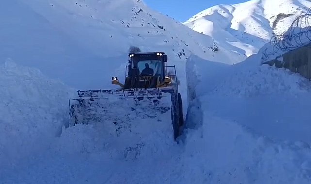 Hakkari'de kar esareti: 357 yol ulaşıma kapandı