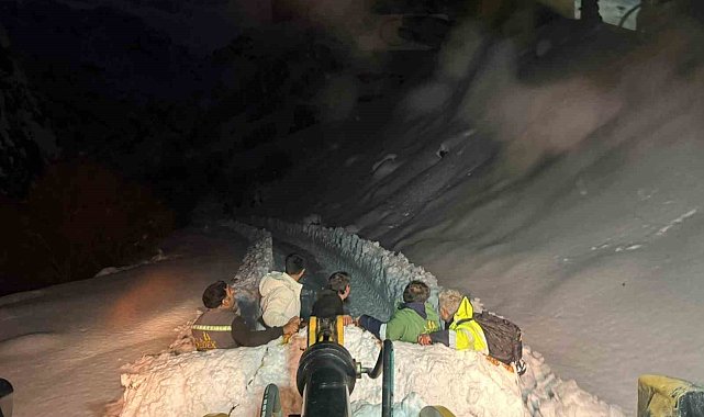 Hakkâri'de mahsur kalan işçiler kurtarıldı