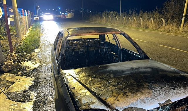 Hareket halindeyken yanan otomobil küle döndü