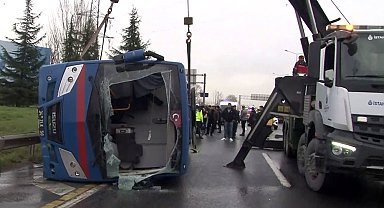 Hasdal yolu Kemerburgaz istikametinde cezaevi aracı devrildi. İhbar sonrası bölgeye çok sayıda ekip sevk edildi.