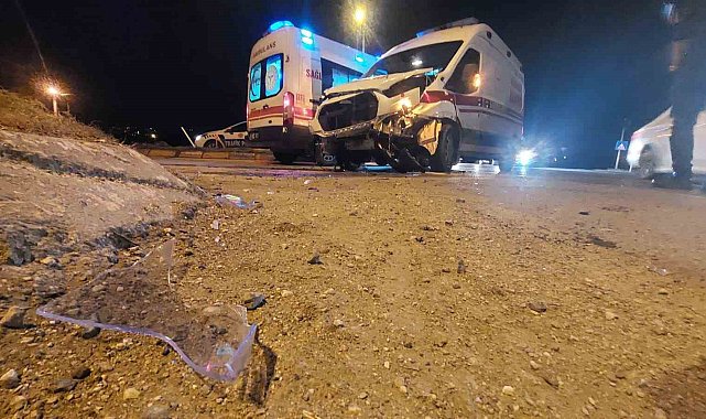 Hasta taşıyan ambulans ile otomobil çarpıştı: 1 yaralı