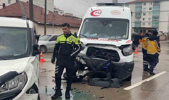 Hasta taşıyan ambulansla hafif ticari araç çarpıştı: 8 yaralı