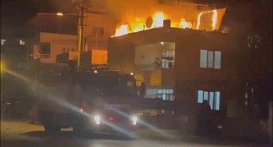 Hatay'da müstakil evin terası alevlere teslim oldu