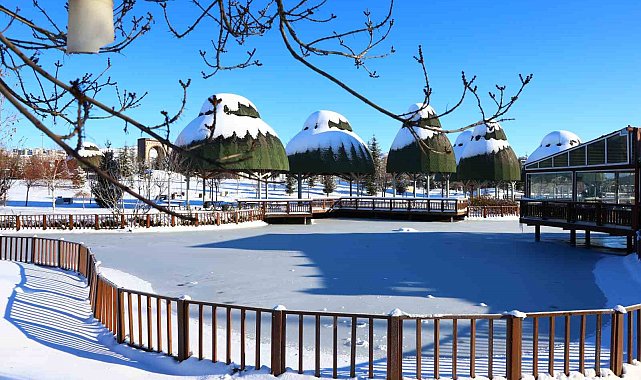 Hava sıcaklıklarının eksi 13'ü gördüğü kentte süs havuzları dondu