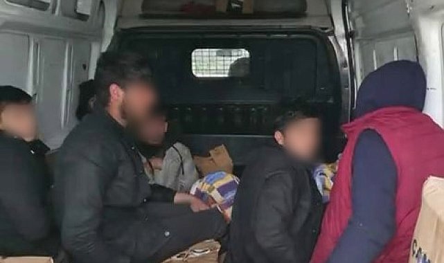 Hendek'te minibüs kasasındaki göçmenleri polis yakaladı