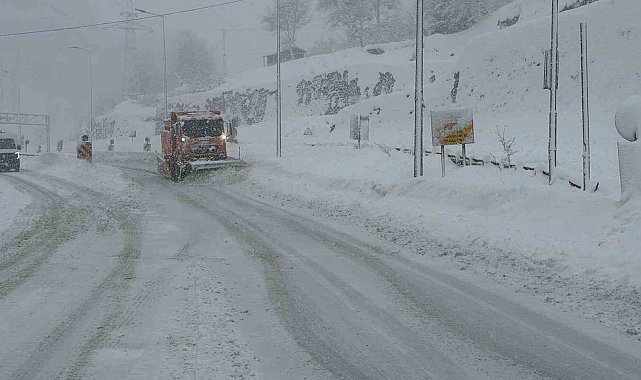 Hopa-Borçka karayolunda kar ve tipi ulaşımı güçleştiriyor