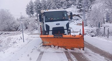 İnegöl Belediyesi karla mücadele çalışmalarını aralıksız sürdürüyor