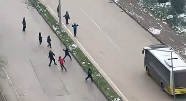 İnegöl'de kar topu gerginliği: Otobüs şoförü çocukları sopayla kovaladı