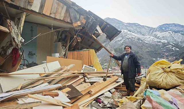 İneklerine ot vermek için geldiği ahırda heyelandan son anda kurtuldu