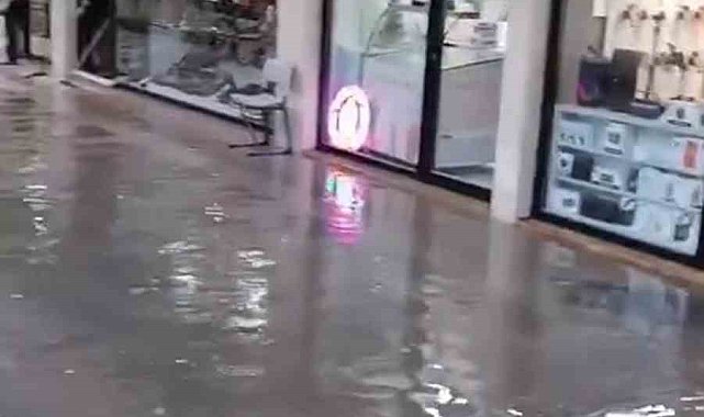 İskenderun ayakkabıcılar çarşısı sular altında kaldı